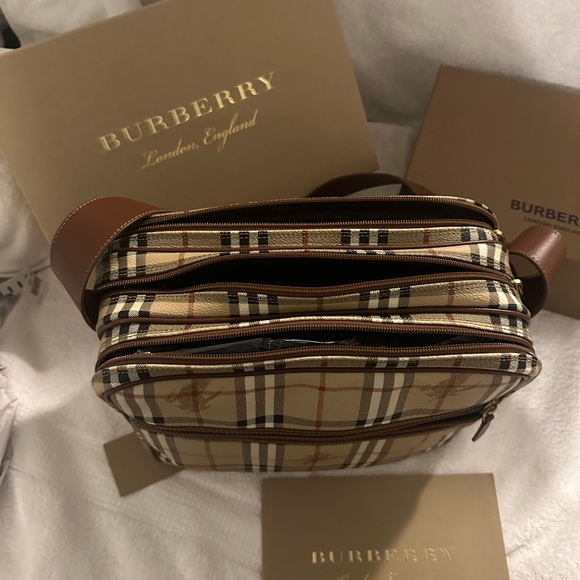 Burberry travel bag shoulder strap or crossbody. - Picture 9 of 16